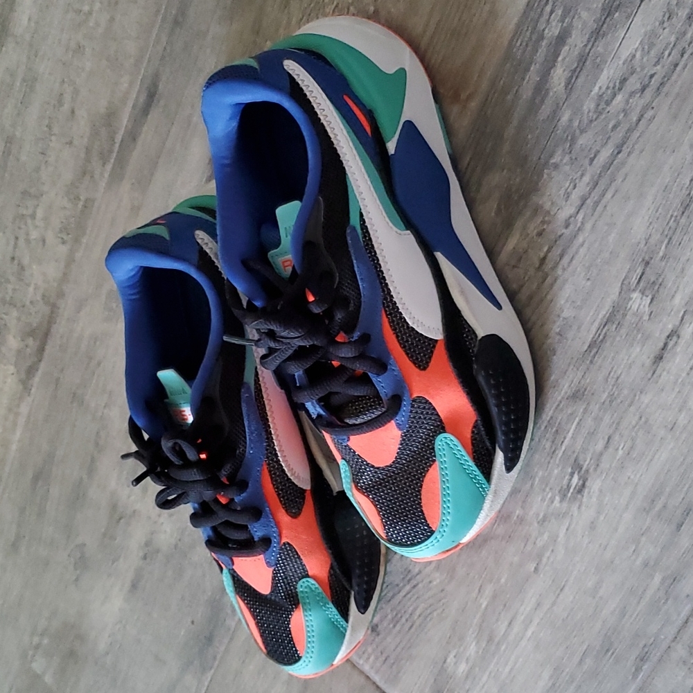 Tennis shoes